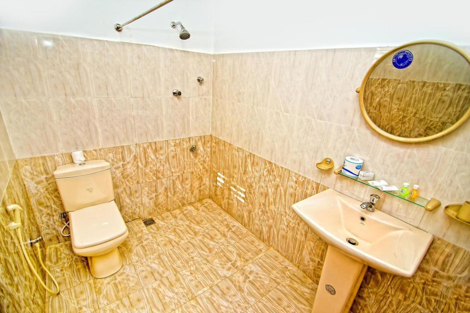 Thilaka City Hotel Anuradhapura Dış mekan fotoğraf