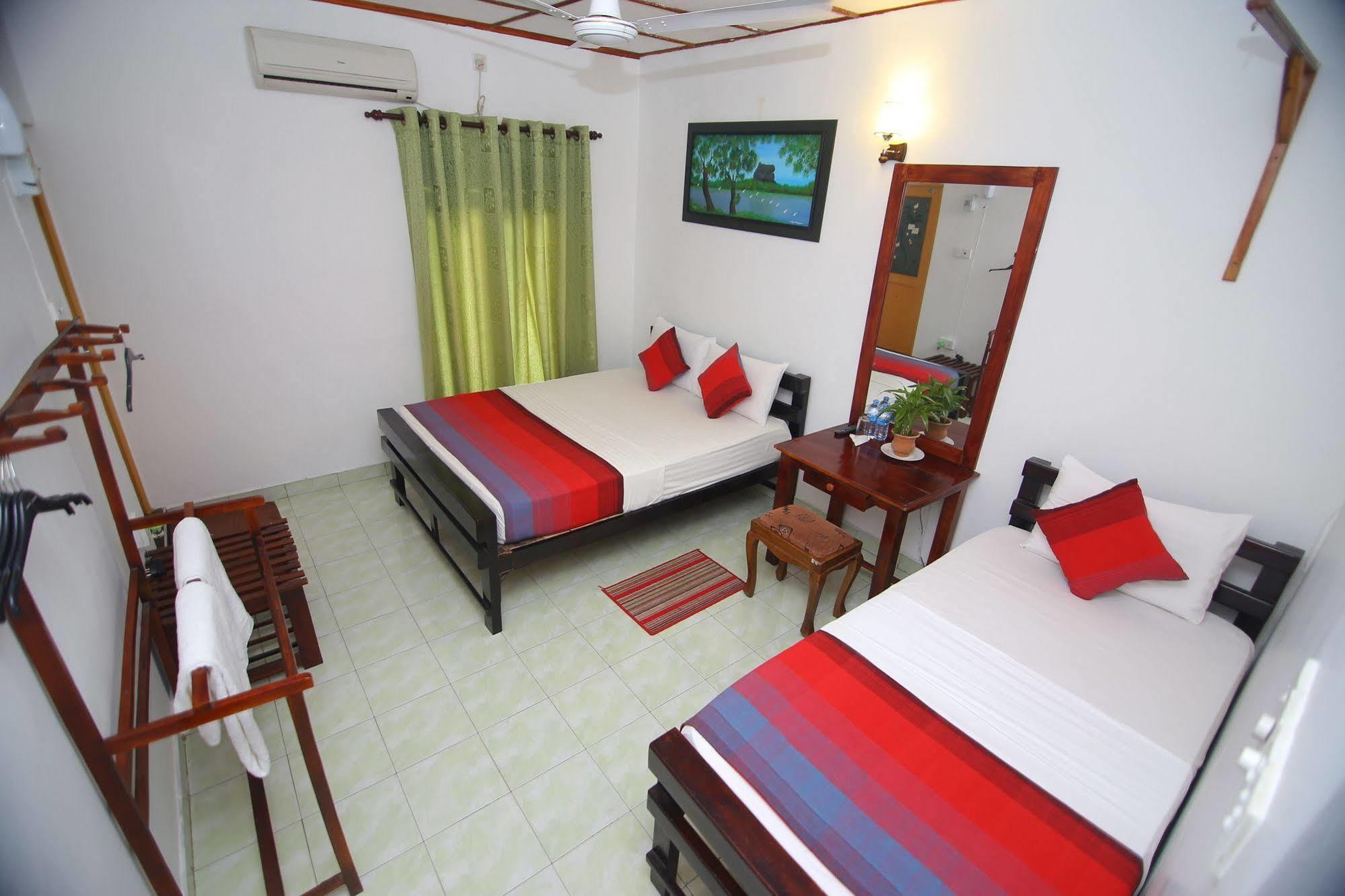 Thilaka City Hotel Anuradhapura Dış mekan fotoğraf