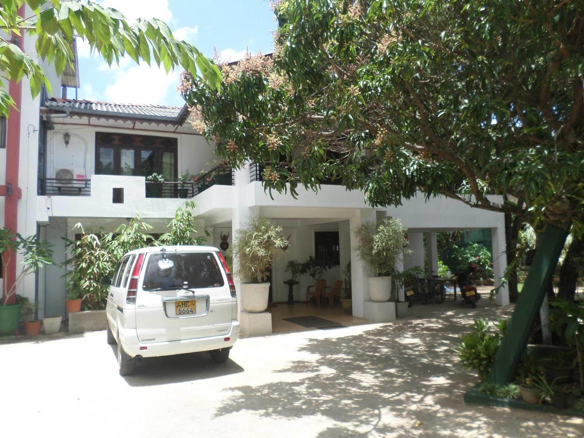 Thilaka City Hotel Anuradhapura Dış mekan fotoğraf