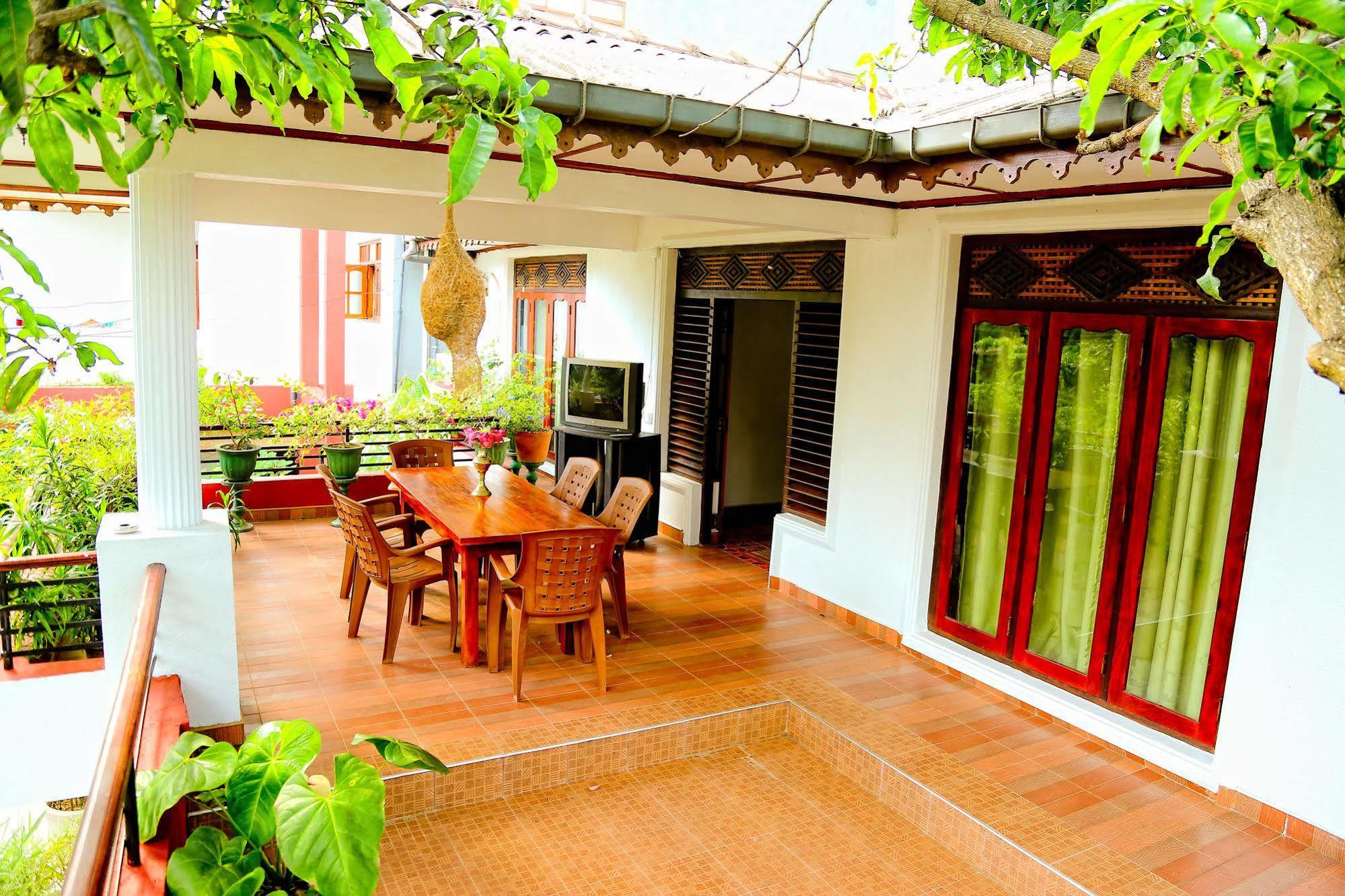 Thilaka City Hotel Anuradhapura Dış mekan fotoğraf